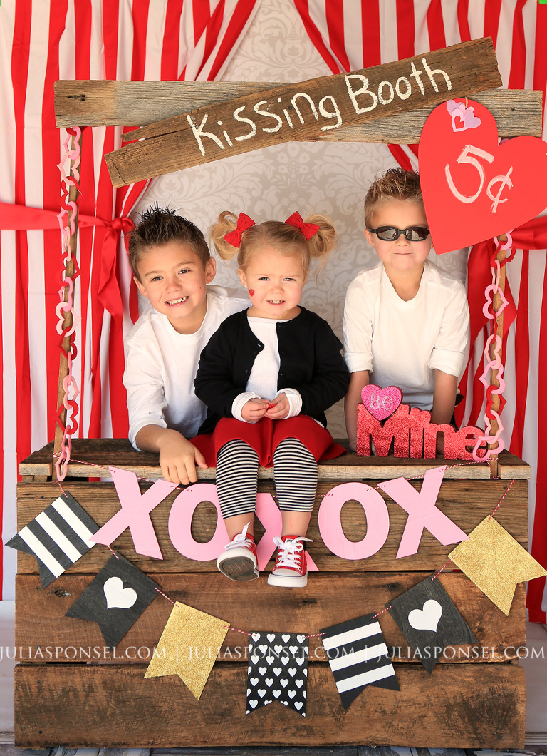 Kissing Booth Valentine Minis Frisco Photographer Julia Sponsel Photography 